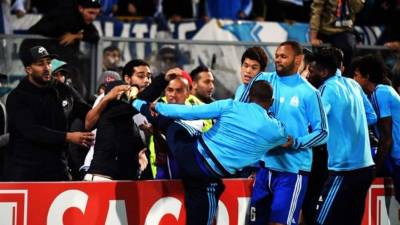 Patrice Evra propinó una patada a un aficionado en el partido contra el Vitória de Guimaraes.