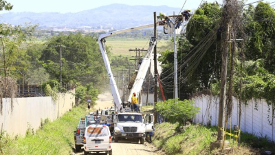 Labor. Cuadrillas de la EEH realizan mantenimientos en una colonia del sector suroeste de San Pedro Sula. Foto: Moisés Valenzuela.