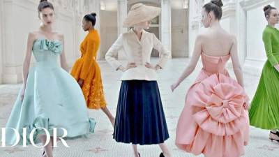 La exposición Christian Dior: Designer of Dreams se puede disfrutar en su canal de Youtube.