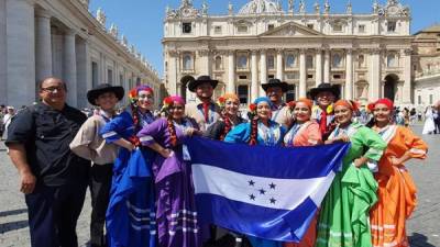 Los integrantes de Zorzales de Sula mostraron su profunda felicidad al haber sido partícipes de la audiencia del Papa en la sede religiosa.