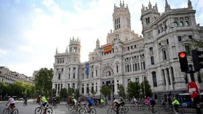 Personas salieron a las calles de madrid en sus bicicletas este sábado. Foto: AFP