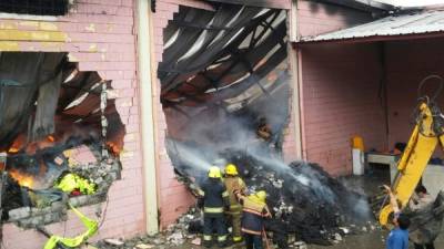 Los bomberos trabajaron durante horas para sofocar las llamas en la fábrica Pride Textil de Choloma.