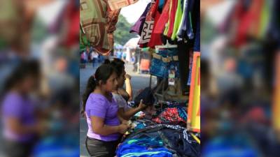 Sampedranos compran ropa en un negocio informal ubicado en el centro de la ciudad. Foto: Melvin Cubas.