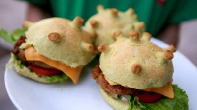 El cocinero Hoang Tung ha creado una hamburguesa en forma de coronavirus.