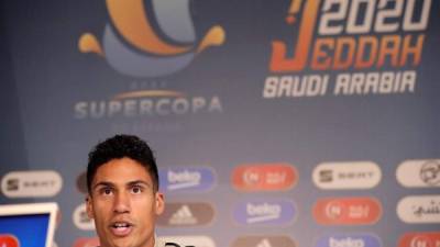 El defensa francés del Real Madrid, Raphael Varane, participa este martes en una rueda de prensa previa al partido que enfrentará mañana al club blanco y al Valencia F.C. en Yeda, en la primera semifinal de la Supercopa de España, disputada por primera vez en Arabia Saudí.