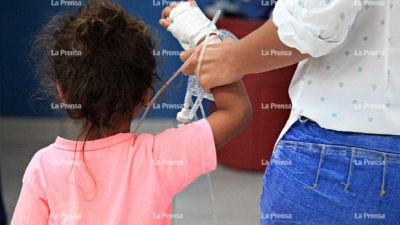 La sala destinada en el hospital Mario Rivas para la atención de los niños con dengue tiene capacidad para 40 pequeños, pero debido a la gran cantidad que ingresan a diario se ha saturado.