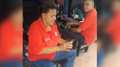 Enma Castro y José Andino, otro de los miembros de la Asolush, en plena actividad.