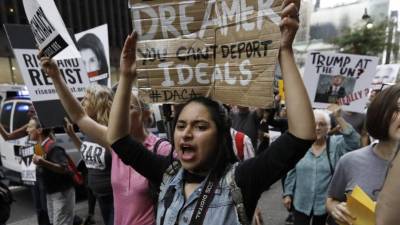 En la imagen, una estudiante sostiene un cartel en el que se lee 'Soy una soñadora, tu no puedes deportar los ideales'. EFE/Archivo