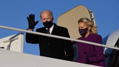 El presidente electo de los Estados Unidos, Joe Biden, y la primera dama entrante, Jill Biden, llegan a la Base Conjunta Andrews en Maryland, un día antes de su toma de posesión. Foto AFP