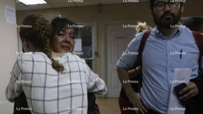 La profesora Maricruz Portillo, madre de Rommel Baldemar Herrera Portillo, derramó lágrimas al saber que su hijo seguirá preso. El joven permanece preso en la cárcel de la Tolva, acusado de incendiar la entrada de la embajada de Estados Unidos el pasado 31 de mayo.