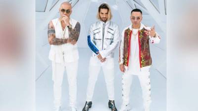 Maluma, Wisin y Yandel lanzan ‘La luz’, pero fans se fijaron más en los singulares botines del colombiano.
