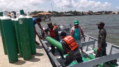 Equipo de unifirmados movilizando tanques de oxígeno para ingresarlos al hospital.