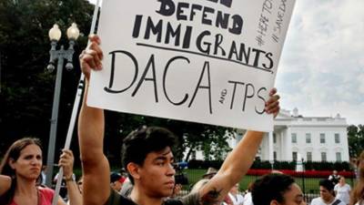 Juez federal reafirma la orden a Trump de reactivar DACAUn juez federal estadounidense reafirmó esta semana su orden al Gobierno de Donald Trump de reactivar por completo el programa para jóvenes indocumentados DACA con la admisión de nuevos solicitantes conocidos como 'soñadores' o 'dreamers'. El magistrado, John D. Bates, con tribunal en Washington, rechazó así el recurso del Ejecutivo a su decisión inicial del 24 de abril.
