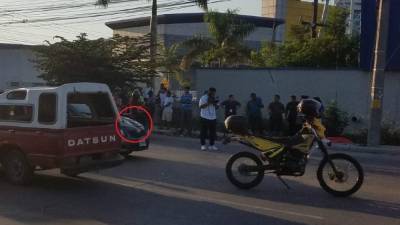 Las cámaras de seguridad en al zona muestran cuando el transeúnte intenta cruzar la calle corriendo pero es embestido por el auto.
