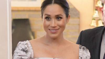 La duquesa de Sussex desestimó la controversia que rodeaba la petición pública de atención de su padre al realizar una visita en solitario a la residencia de ancianos Royal Variety este martes.