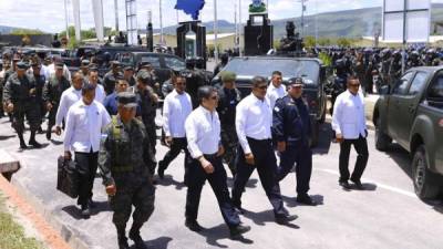 En el evento se inauguró la Plaza de las Banderas y el presidente Hernández entregó una flota de patrullas a la PMOP para que continúe con su trabajo en las calles.