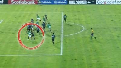 Momento en que Kener Lemus le comete penal a Edwin Solani.