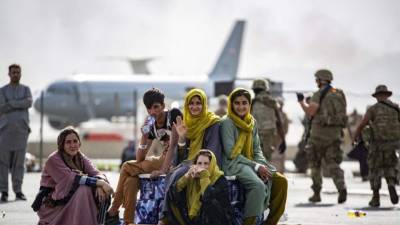 Jóvenes evacuados esperan el próximo vuelo después de manifestarse en el aeropuerto internacional Hamid Karzai, Kabul. Foto AFP