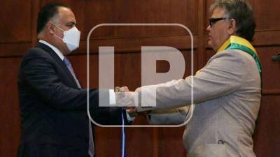 Rolando Contreras recibió la banda de su esposa y el bastón de mando de manos del alcalde saliente. La ceremonia fue solemne y con poca concurrencia y sin medios de comunicación.Fotos Amilcar Izaguirre