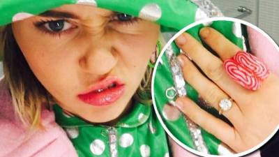 Miley Cyrus con su anillo de compromiso.