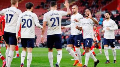 Raheem Sterling celebra junto a sus compañeros del Manchester City el gol de la victoria. Foto Agencia EFE.