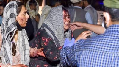 Las mujeres heridas llegan a un hospital para recibir tratamiento después de dos explosiones. Foto AFP