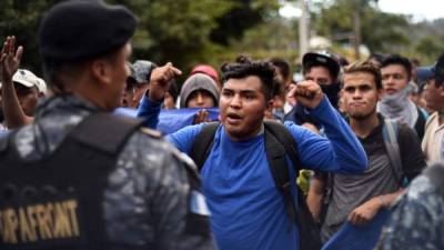 Hondureños que formaban la caravana exigieron a los elementos policiales que les dejaran continuar su camino.