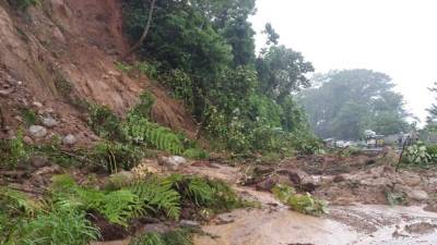 Interrumpido se encuentra el paso a Cuyamel, Omoa.