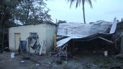 Los techos de varias casas fueron destruidos.