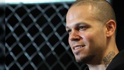 'Todos venimos de una mujer negra en África', afirma el músico, y así lo demuestra en el videoclip 'Somos anormales'.