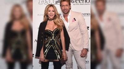 Los actores Geraldine Bazán y Gabriel Soto desfilaron en la alfombra roja. Fotos: AFP