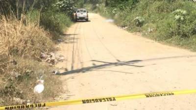 Las autoridades acordonaron el área donde fue ocurrió el hallazgo de los cuerpos.