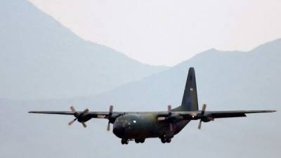 Un avión C130 Hércules antes de aterrizar en el Aeropuerto Internacional Arturo Merino Benítez, en Santiago de Chile. EFE/Archivo