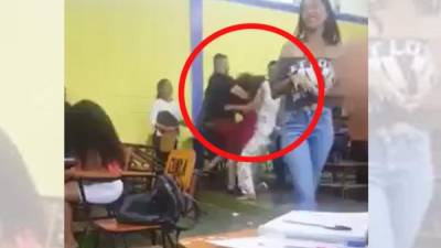 En el video se muestra a las dos mujeres agrediéndose en plena aula de clases.