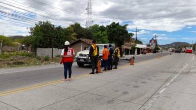 Los miembros de la Cruz Roja atentos para asistir a cualquier emergencia que se presente.