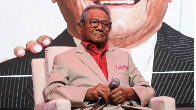 Manzanero, de 85 años de edad, fue hospitalizado la semana pasada por compliciones de la covid-19./