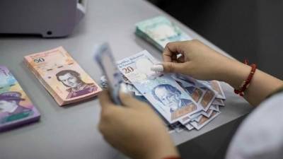 Vista de billetes del nuevo cono monetario en un banco el 21 de agosto de 2018, en Caracas (Venezuela). EFE