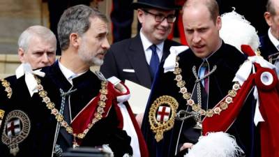 El rey Felipe de España junto al príncipe William de Inglaterra en uno de los actos ceremoniales de la Orden de la Jarreta, este 17 de junio de 2019. AFP.