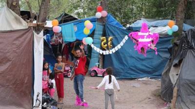 Un grupo de migrantes celebra un cumpleaños el 18 de enero de 2021, en un albergue de la ciudad de Matamoros, en el estado de Tamaulipas (México).
