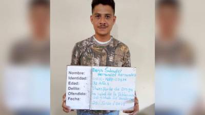 Denis Salvador Hernández portaba también un arma tipo pistola.