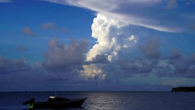 Nubes gaseosas blancas que se elevan desde la erupción de Hunga Ha’apai vistas desde la costa de Patangata, cerca de la capital de Tonga, Nuku’alofa.