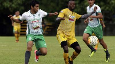 Luis Lobo del Platense marcando a José David Velásquez del Real España. Foto Delmer Martínez