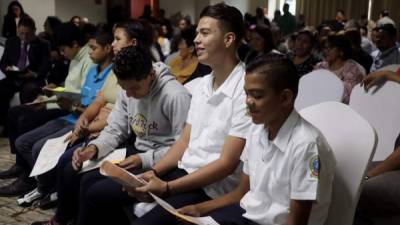 Un grupo de estudiantes de secundaria participan durante la inauguración del Foro 'Centros educativos en búsqueda de una cultura de paz', este martes en Tegucigalpa (Honduras).