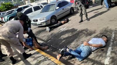 Las personas fueron detenidas por las autoridades y puestos a las órdenes de la Fiscalía.