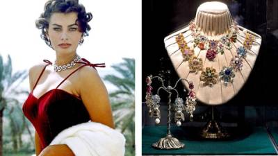 En el homenaje se expusieron algunos vestidos que la actriz Sophia Loren lució en sus films, asi como collares dobles o triples, anillos y aretes barrocos forman parte de la muestra.
