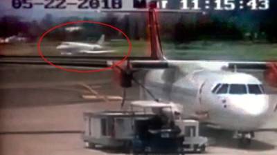 En la imagen capturada de un video del aeropuerto se puede observar el aterrizaje de la aeronave en la pista del aeropuerto Toncontín. Ahí se ve que lo hizo casi en medio de la vía, cerca de donde se estacionan los demás aviones.
