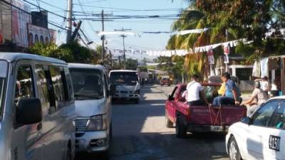 Muchos pobladores tuvieron que viajar a jalón en las pailas de los carros.