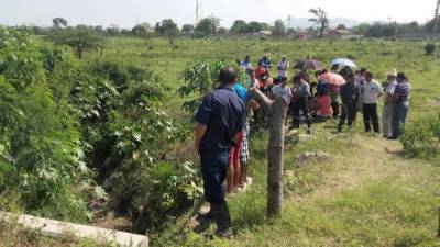 Un grupo de pobladores de Villanueva, Cortés, observan el cadáver de un joven de 19 años que apareció asesinado en el interior de una cuneta.