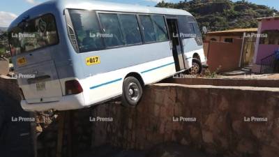 El bus fue asegurado con cuartones de badera y cadenas.