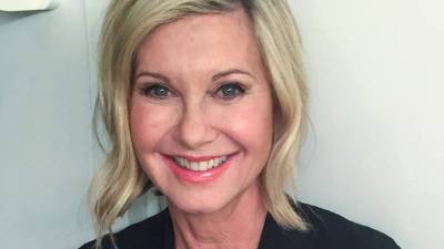 Olivia Newton-John salió con Patrick McDermott desde 1995 hasta su desaparición en el 2005. // Foto redes.